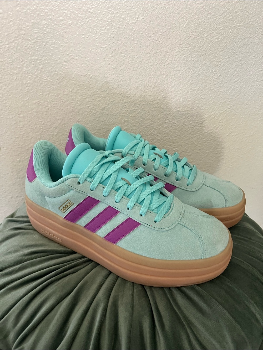 adidas VL Court Bold
Flash Aqua Purple Burst Gum